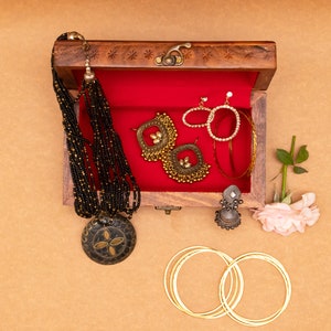 Drewniana szkatułka na drobiazgi | Rzeźbiona miniaturowa szkatułka na pamiątki | Sekretny zamek | Organizer na biżuterię w stylu vintage | Drewniane etui na biżuterię | Prezent dla dziewczynek.