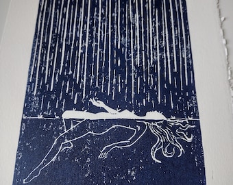 Impression d'art en linogravure Sentant la pluie, art mural lino imprimé à la main, nage sous la pluie, impression de pluie, art de nage en mer, impression de nage sauvage, art côtier