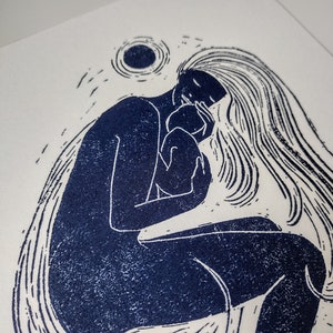 Untitled linocut art print, Handprinted lino wall art, Mother and child print, Mum and baby art, Mother's art, Mother print, Mother's love zdjęcie 3