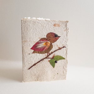 Biglietto d'auguri unico fatto a mano con carta fatta a mano e foglie e fiori secchi! Tutto naturale ed ecologico!