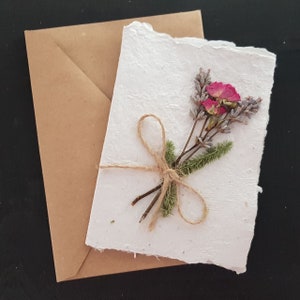 Carte de voeux unique faite main à partir de papier fait main et de fleurs séchées ! Tout naturel, respectueux de l'environnement !