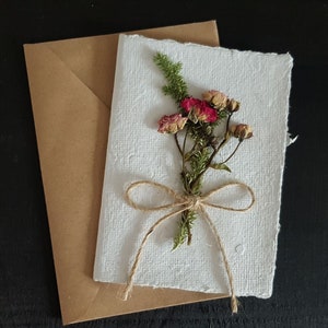 Biglietto d'auguri unico fatto a mano con carta fatta a mano e fiori secchi! Tutto naturale, ecologico!