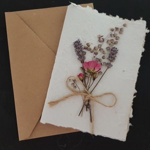 Unieke handgemaakte wenskaart van handgeschept papier en gedroogde bloemen! Geheel natuurlijk, milieuvriendelijk!