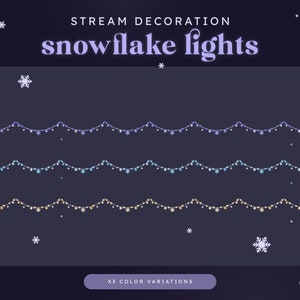 Op de afbeelding: Drie rijen sneeuwvlokverlichting, elk in een andere kleur: paars, blauw en goud. De lampjes zijn aan een wit snoer bevestigd en hebben een golvend patroon. De tekst "STREAM DECORATION snowflake lights" staat bovenaan de afbeelding. De tekst "x3 COLOR VARIATIONS" staat onderaan de afbeelding.