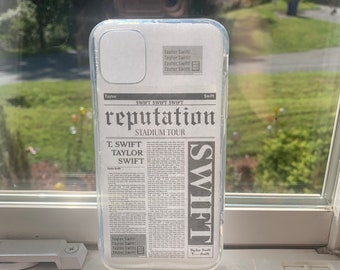 Puede incluir: Funda transparente para teléfono con diseño de periódico. La funda presenta el titular "reputation STADIUM TOUR" y el nombre "Taylor Swift" en gris. La funda está diseñada para un teléfono inteligente y tiene una apariencia clara y protectora.