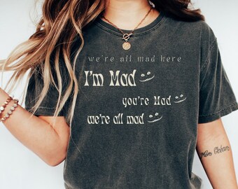 不思議の国のアリス Tシャツ：チェシャ猫「We're All Mad Here」コンフォートカラーTシャツ