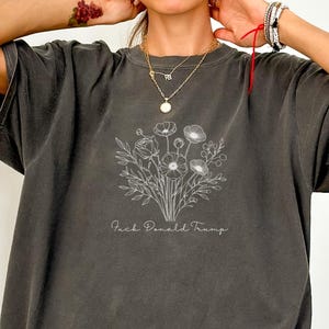 Camiseta floral FDT, camiseta sutil anti Trump, colores cómodos