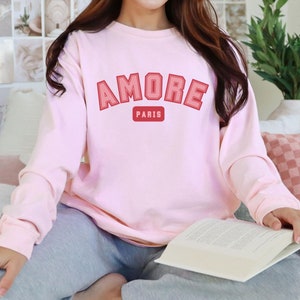 Amore Paris Heavy Blend Sweatshirt, French Love Crewneck Jumper, Romantic College Font Top, Valentine&#39;s Day Gift, Valentine&#39;s Day