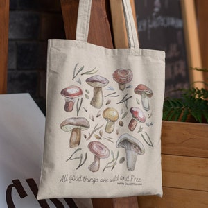 Może przedstawiać: Beżowa torba typu tote z wzorem akwarelowych grzybów i tekstem "All good things are wild and free".