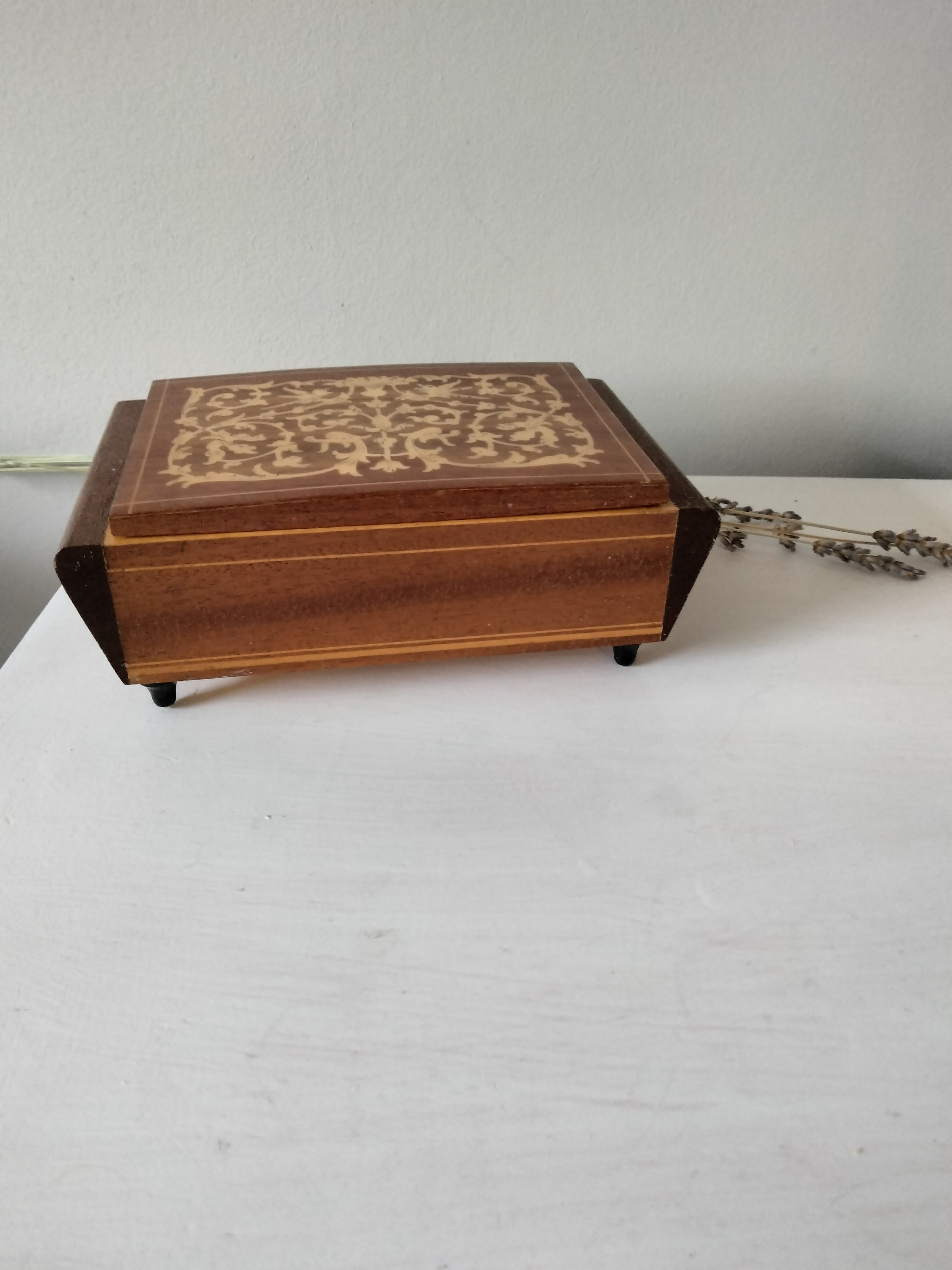 A Reuge musical jewelry box, made in Italy. Beautiful floral inlay and red velvet