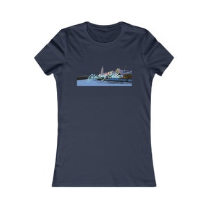 Könnte beinhalten: Ein marineblaues Damen-T-Shirt mit einer Grafik einer Stadtlandschaft und dem Text "Giasung Oda" in hellblauer Schrift.