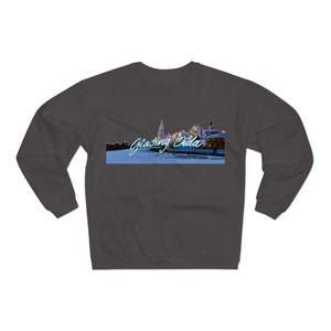 Könnte beinhalten: Ein dunkelgraues Sweatshirt mit einer Stadtbildgrafik und dem Text "Giasung Oda" in einer blauen Neon-Schrift.