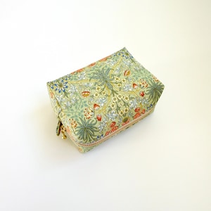 Made-to-order: Boxy Pouch William Morris Moda Vintage Green, Cosmetic Pouch, Small Zipper Pouch, Toiletry Bag, Makeup Bag, Cord Organizer image 3