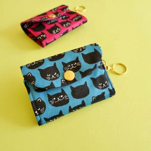 Monedero pequeño con llavero: monedero con estampado de gato y cremallera / Monedero minimalista fino, monedero con llavero / Idea de regalo para amantes de los gatos