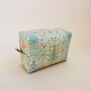 Made-to-order: Boxy Pouch William Morris Moda Vintage Green, Cosmetic Pouch, Small Zipper Pouch, Toiletry Bag, Makeup Bag, Cord Organizer image 1