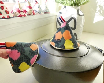 Set of 2 Pot Holders with Flowers | Heat Resistant Oven Mitts for STAUB Pot Handles, Dutch Oven Lid Lifter | Kitchen Gift