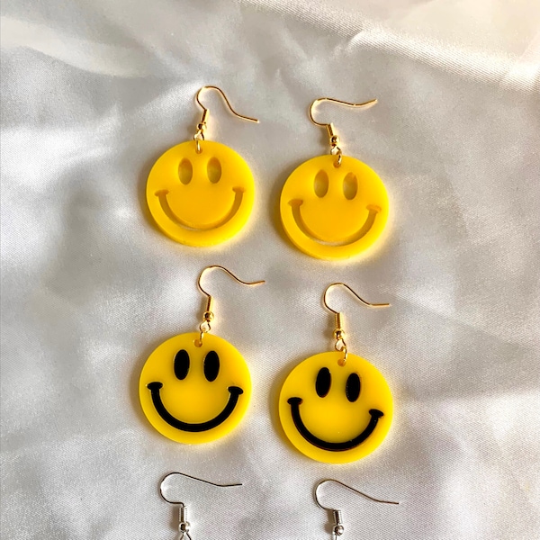 Smiley assez cool, visage souriant, emoji heureux, néon, phosphorescente, lumière UV active, funky fun, boucles d'oreilles festival rave