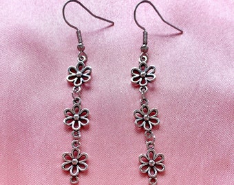 Schattige zilveren oorbellen met madeliefjes, boho-stijl, elegante oorbellen met bloemhangers, leuke lichtgewicht sieraden, handgemaakte oorbellen in festivalstijl met bloemenmotief.