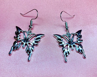 Hele coole zilveren metalen vlinderoorbellen in gothic, emo, grunge en alternatieve stijl.