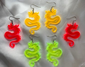 Hermosos pendientes de dragón grandes en color negro, rojo o verde neón, naranja neón, rosa neón, para fiestas, festivales, que brillan en la oscuridad y se activan con la luz ultravioleta.