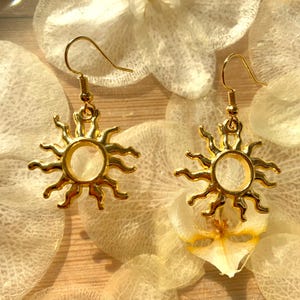 Pendientes de sol dorados / Pendientes bohemios hechos a mano con dije de sol / Pendientes colgantes ligeros / Regalo de joyería celestial para ella