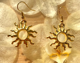 Gouden zon-oorbellen | Handgemaakte boho zon bedeloorbellen | Lichtgewicht hangoorbellen | Celestial sieraden cadeau voor haar
