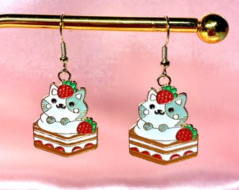 Mooie schattige kawaii-anime-esthetiek funky eigenzinnige kat met aardbeientaartoorbellen