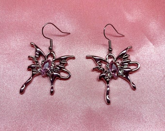 Vrij leuke funky eigenzinnige alt emo gothic grunge-esthetiek, zilveren vlinder met roze edelsteenoorbellen