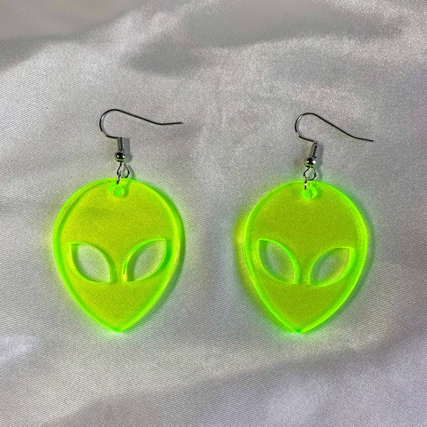 Assez cool, funky amusantes et originales, phosphorescentes dans le noir, lumière UV active, rave festival party, boucles d'oreilles OVNI extraterrestres vert néon, orange ou rose