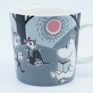 Könnte beinhalten: Weißer Keramikbecher mit einer Illustration von Zeichentrickfiguren in einer Waldszene. Das Design umfasst eine rosa Sonne, Bäume und Figuren, mit einem weißen Henkel und Innenraum.