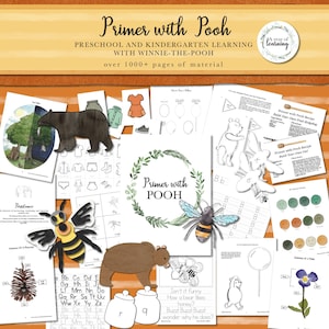 以下が含まれることがあります： 未就学児および幼稚園向けの学習教材のコレクションで、くまのプーさんを特集しています。画像には、クマ、ハチ、さまざまな学習活動のイラストが含まれており、「Primer with Pooh」というテキストが表示されています。