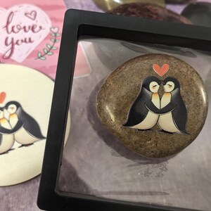 Set regalo fatto a mano con pietra artistica Love Story di pinguino con ornamento appeso, biglietto di auguri ricordo per anniversario, compleanno, San Valentino