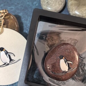 グレイシャル グライド ペンギン アート ペブル - 両面吊り下げオーナメントとグリーティング カード ギフト ボックス付きのユニークな天然石ギフト セット