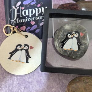 ミスティック ラブ ペブル ギフトボックスセット、手押しペンギンアートストーン、木製チャームオーナメント、グリーティングカード、ギフトボックス、彼/彼女へのプレゼント