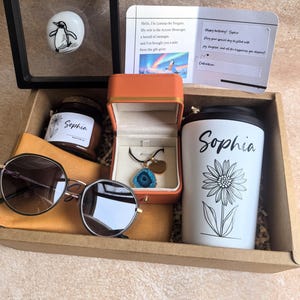 Scatola regalo Lumina's Blessings - Regali personalizzati per lei / Tazza da caffè, collana di cristallo, occhiali da sole, candela, messaggio in pietra pinguino