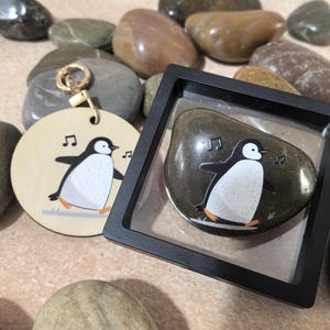 Schattige pinguïnset met kiezelsteen en ornament – uniek natuurkunst rockcadeau met wenskaart, canvas tas, displaystandaard, geschenkdoos