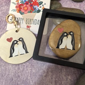 Scatola regalo in pietra artistica con due pinguini innamorati, ornamento da appendere personalizzato, biglietto di auguri per anniversari, compleanni e regalo sentito