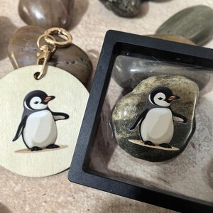 Coffret cadeau en pierre souvenir pingouin ailé | Coffret cadeau personnalisé en pierre naturelle avec ornement à suspendre en bois recto-verso et carte de voeux