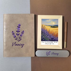 Cadre rustique avec impression d'art sur le champ de blé lavande, boîte-cadeau de voeux personnalisée, journal, stylo en bois, anniversaire d'un collègue de remise des diplômes