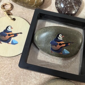 Ensemble de galets artistiques mélodie pingouin en grattant avec ornement suspendu, carte de voeux, souvenir rock artistique unique pour les anniversaires, l'amitié et l'amour