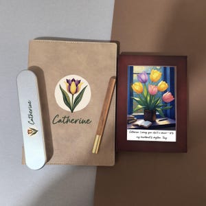 Boîte-cadeau d'art avec cadre imprimé tulipes sur le rebord de la fenêtre, voeux personnalisés, carnet de notes en cuir personnalisable, stylo en bois, fille, collègue, amie