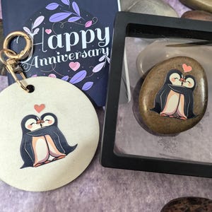 ラブハートペンギンアートストーン記念品、カスタム吊り下げプレートとグリーティングカード、ガールフレンド、妻へのギフトボックス付き