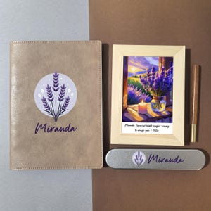 Lavendel vensterbank kunstprint lijst, geschenkdoos gepersonaliseerde groet, leren notitieboekje, gelpen, promotiecadeau, bedankje liefdescadeau