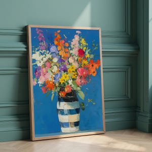 Impresión artística digital de un vibrante ramo floral en un jarrón a rayas. Pintura de flores coloridas para decoración de pared. Imprimible. Descarga instantánea. Arte para el hogar.