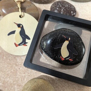 Pinguïn fluistert steen cadeauset, natuurlijke kunst kiezelsteen, hangend ornament, wenskaart, aandenken voor beste vrienden, verjaardagen, liefde