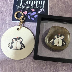 Ciottolo d'arte naturale personalizzato con due pinguini amorevoli, ornamento da appendere, regalo unico in pietra artistica per lui e lei, ricordo di compleanno e anniversario