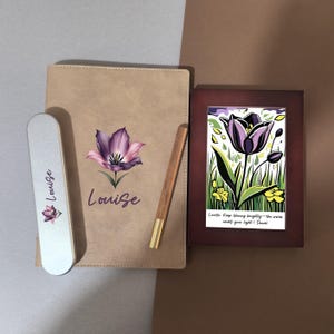 Ensemble cadeau personnalisé moderne abstrait tulipe avec cadre imprimé voeux, journal en cuir personnalisable, stylo en bois, boîte souvenir pour elle