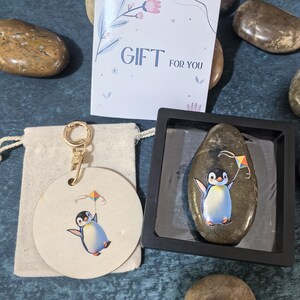 Adorable guijarro de pingüino, recuerdo de piedra natural, arte rupestre con adorno colgante, tarjeta de felicitación, regalo para ella/él
