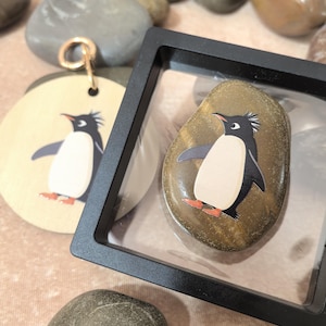 Bezauberndes Pinguin Kieselstein-Geschenkset - Personalisierbare Naturfelsenkunst mit hängendem Ornament, Message-Karte, Canvas-Tasche und eleganter Geschenkbox