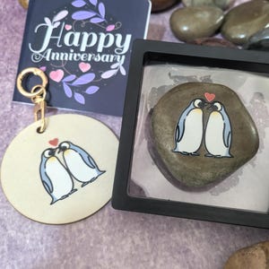 Arte de guijarros personalizado único con pingüinos enamorados, caja de regalo perfecta para aniversario o cumpleaños, adorno colgante personalizado y tarjeta de felicitación.